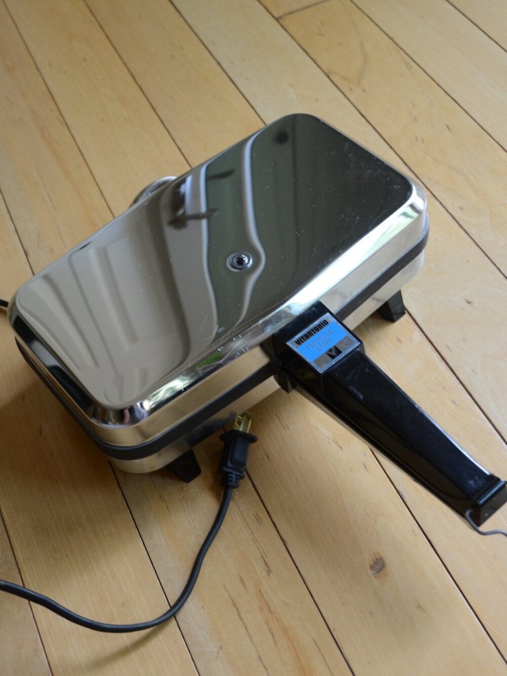 Vitantonio Pizzelle Chef Model 300 Italian waffle cookie maker